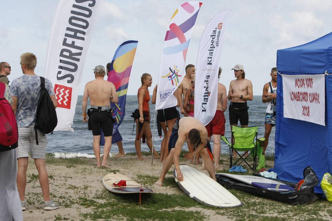 Pirmojoje Melnragėje susirungė banglentininkai 