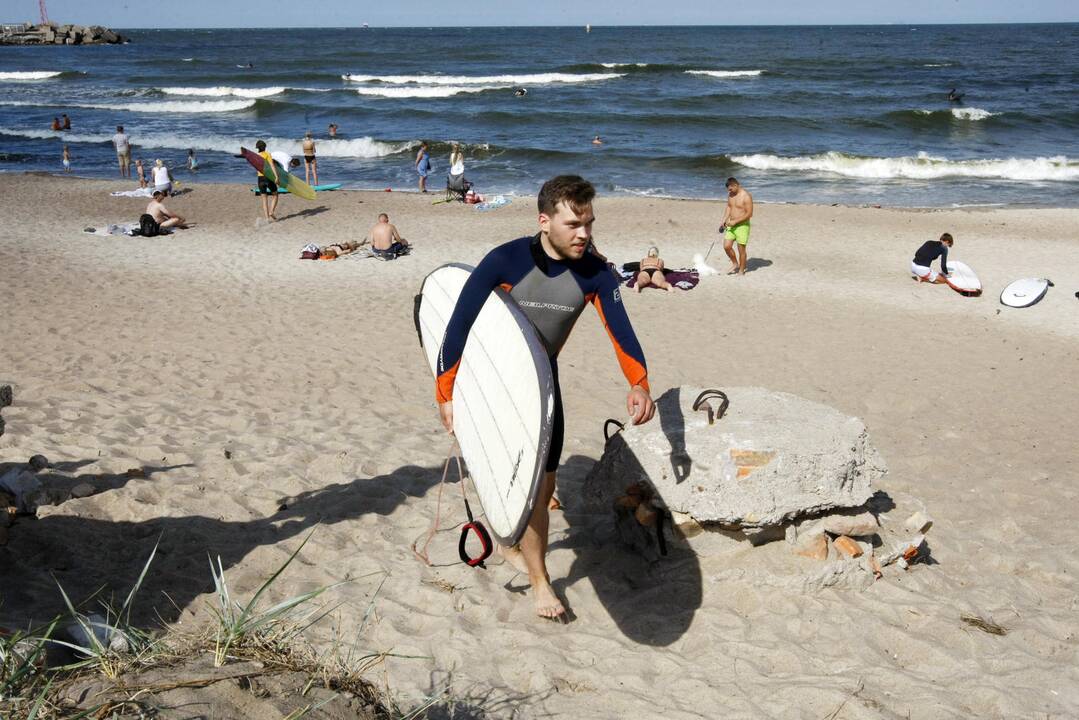 Pirmojoje Melnragėje susirungė banglentininkai 