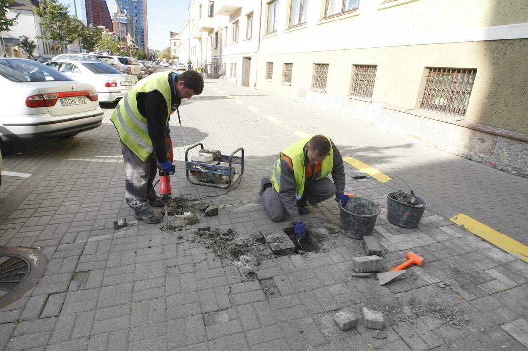 Prie savivaldybės keičia suskilusias trinkeles