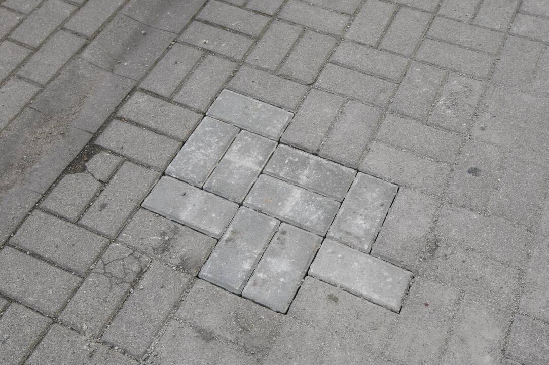 Prie savivaldybės keičia suskilusias trinkeles