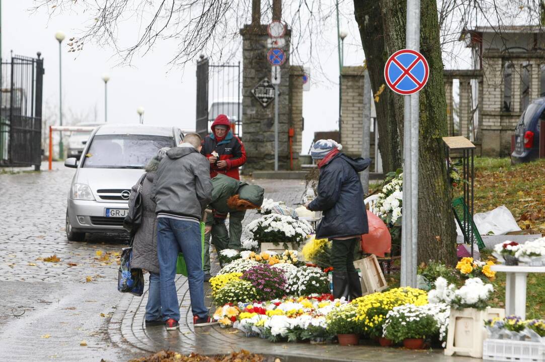 Klaipėdiečiai lankė kapus