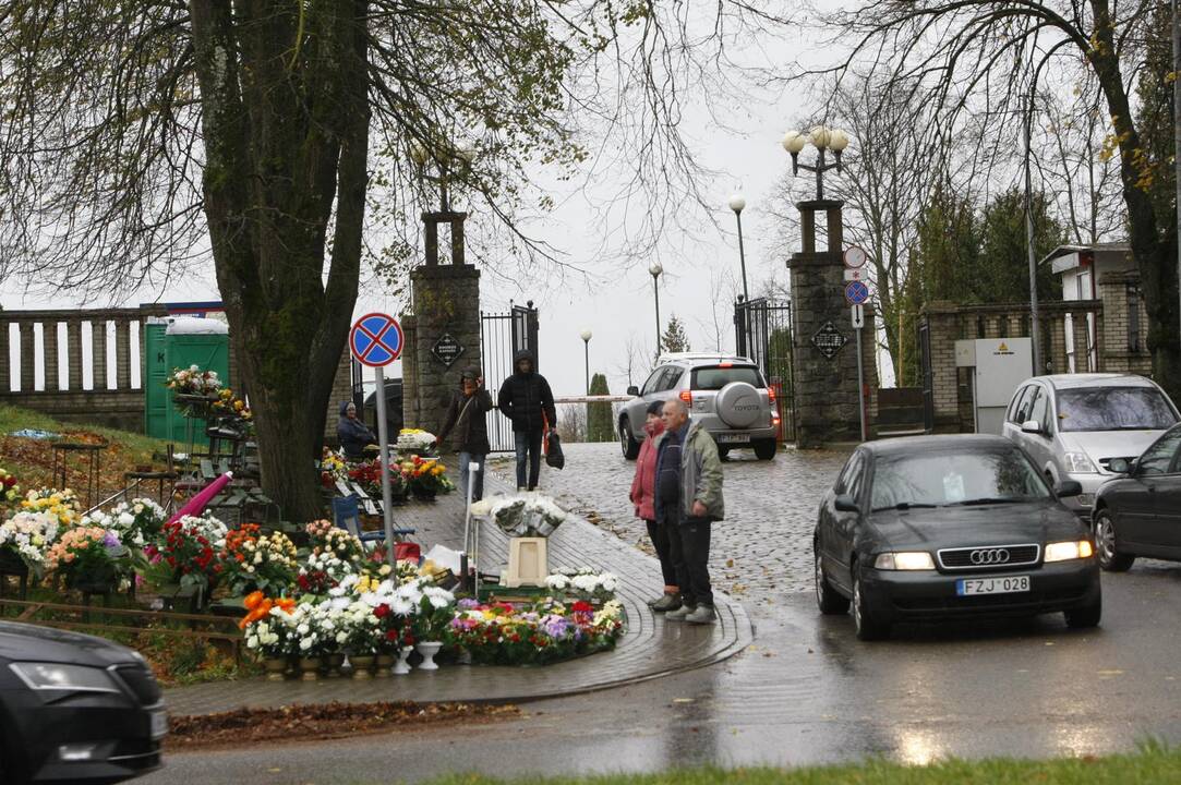 Klaipėdiečiai lankė kapus