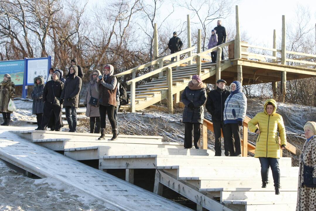 Sveikuoliai nėrė į ledinę Baltiją