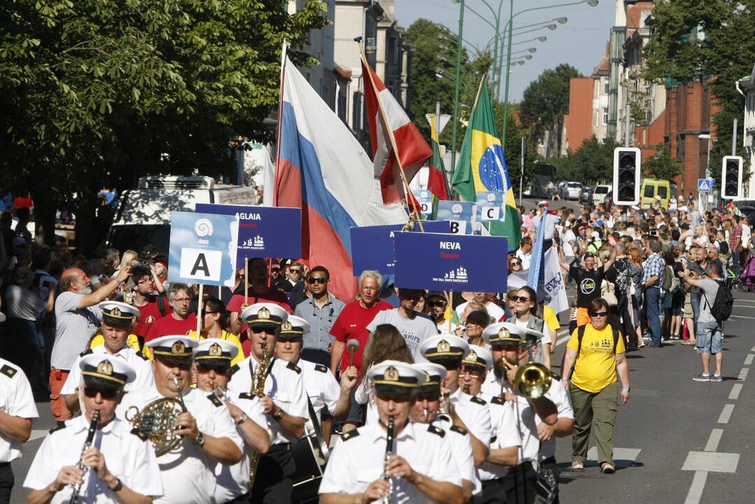 Burlaivių įgulų eisena Klaipėdos gatvėmis