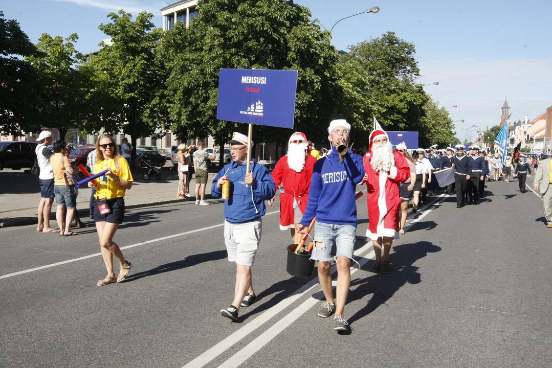 Burlaivių įgulų eisena Klaipėdos gatvėmis