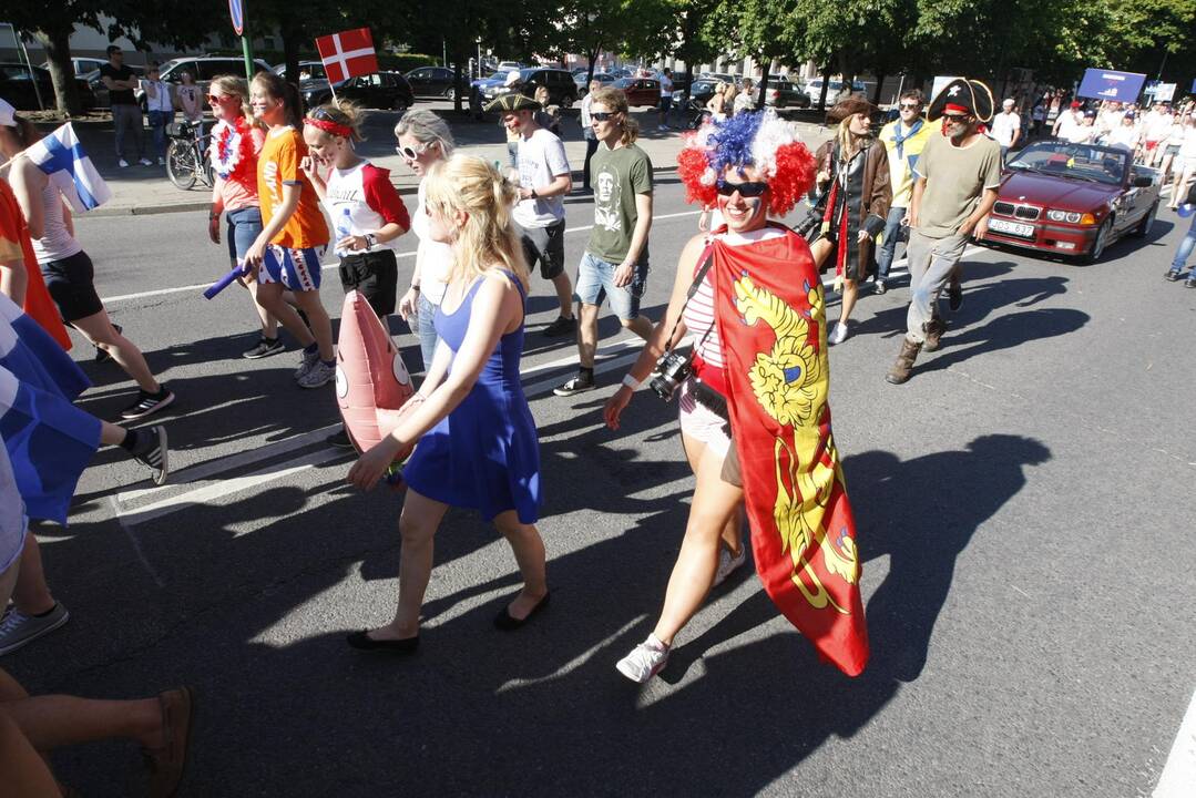 Burlaivių įgulų eisena Klaipėdos gatvėmis