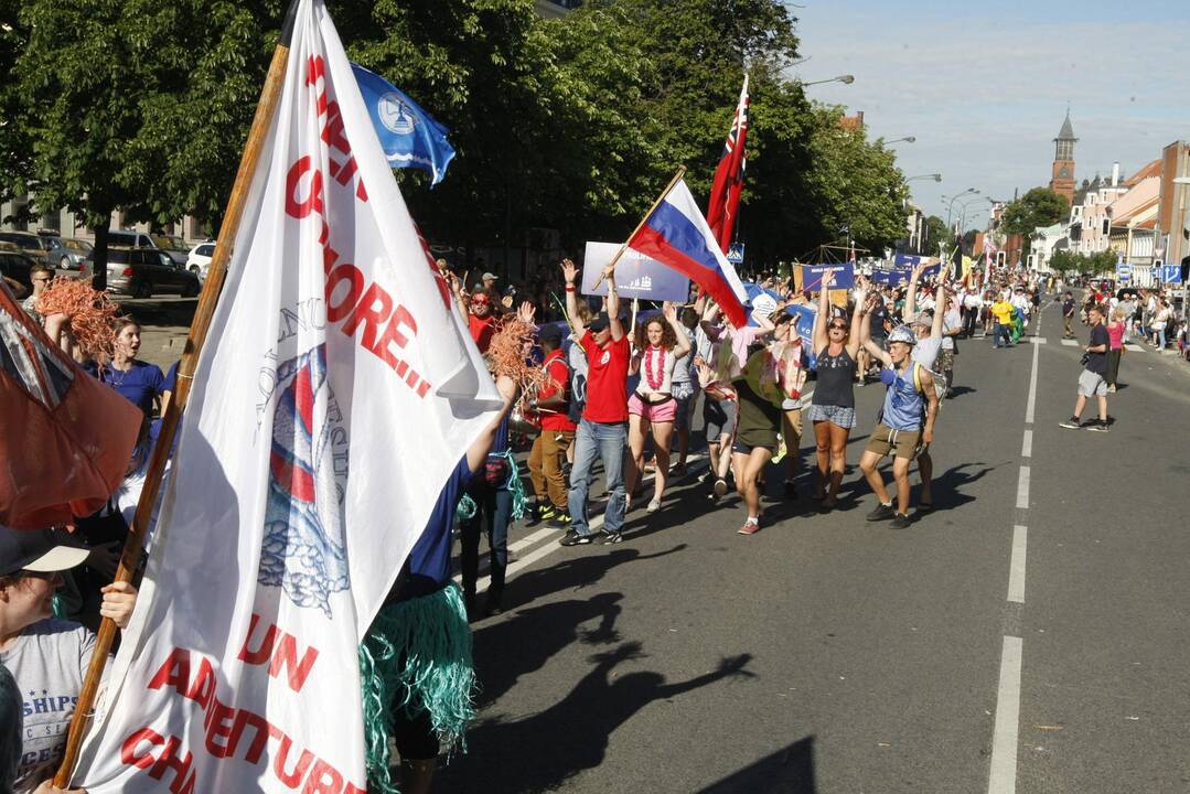 Burlaivių įgulų eisena Klaipėdos gatvėmis