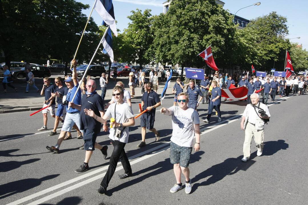 Burlaivių įgulų eisena Klaipėdos gatvėmis