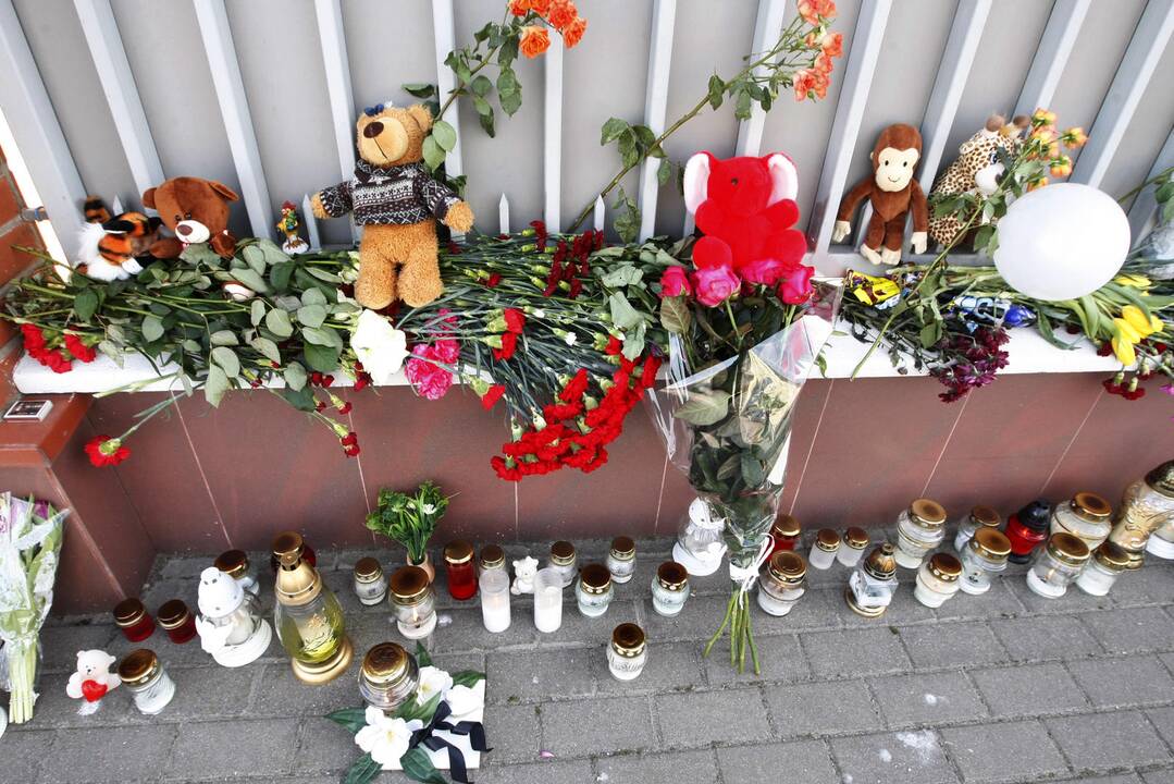 Žvakės ir gėlės prie Rusijos konsulato Klaipėdoje