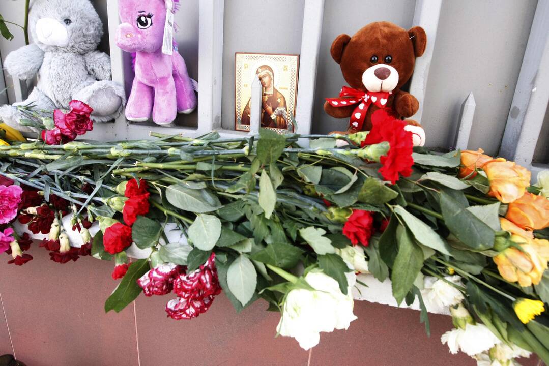 Žvakės ir gėlės prie Rusijos konsulato Klaipėdoje