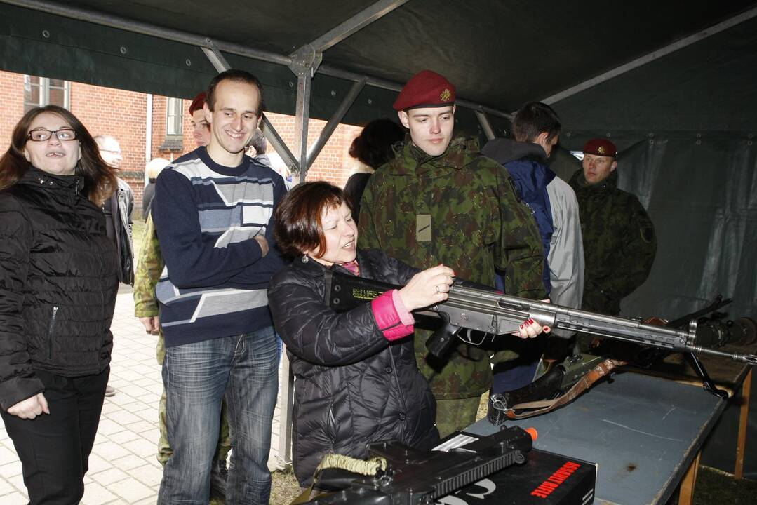 Kariškiai studentus vaišino žuviene