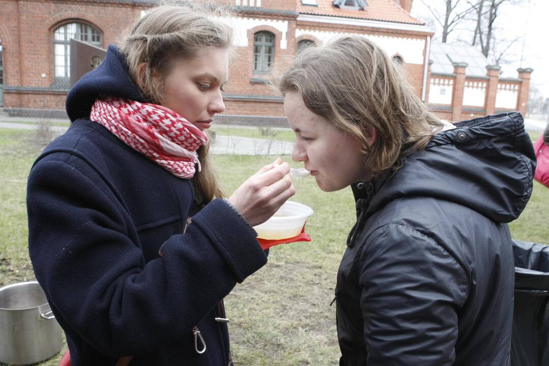 Kariškiai studentus vaišino žuviene