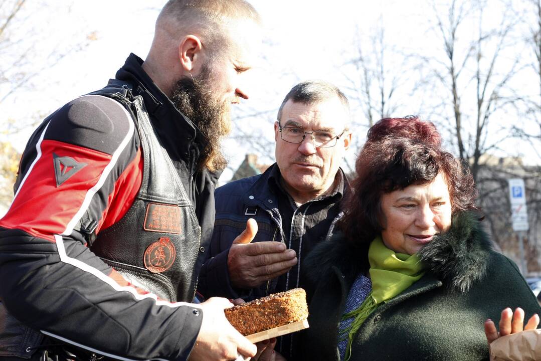 Į Bengaliją motociklininkai išvyko su duona ir lašiniais