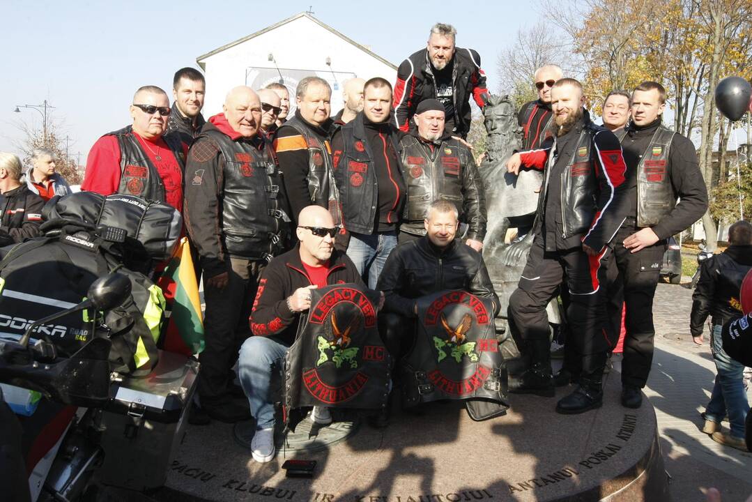 Į Bengaliją motociklininkai išvyko su duona ir lašiniais