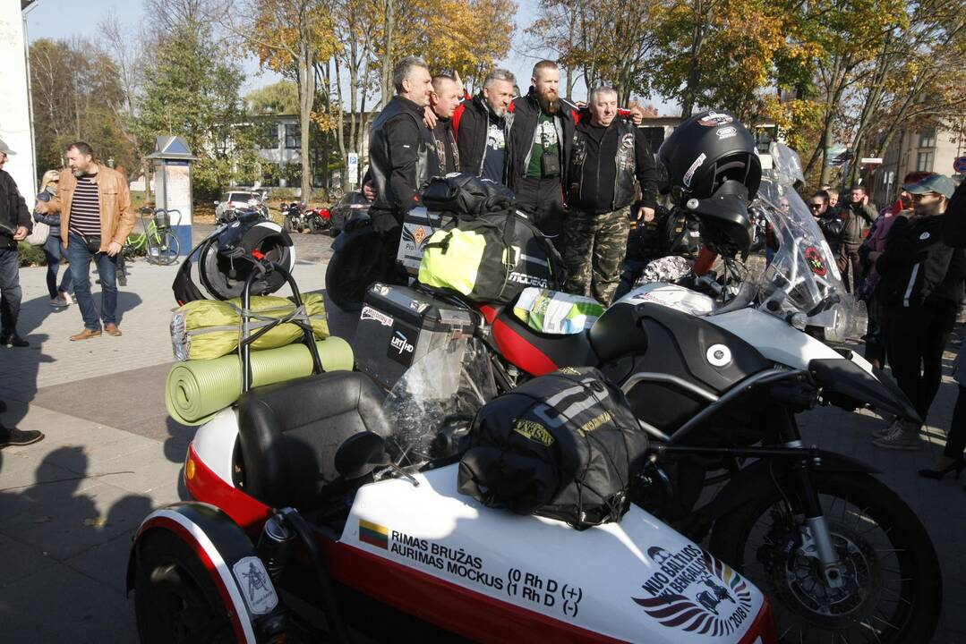 Į Bengaliją motociklininkai išvyko su duona ir lašiniais