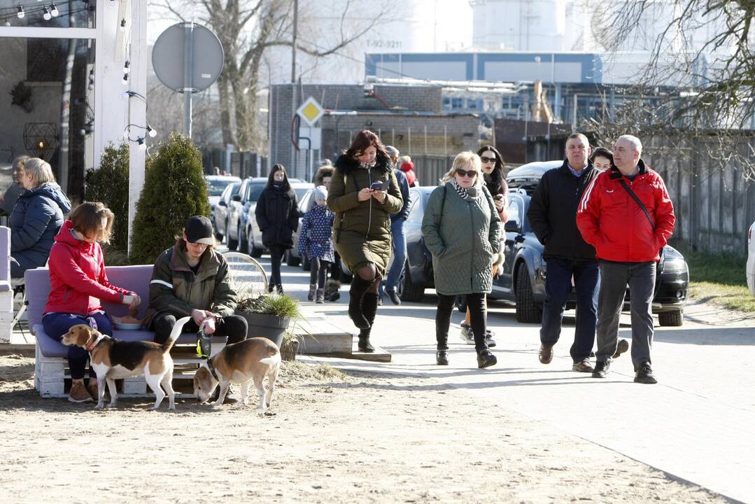 Klaipėdiečiai plūstelėjo prie jūros