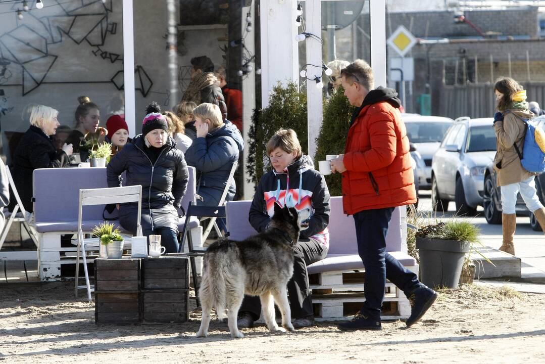 Klaipėdiečiai plūstelėjo prie jūros