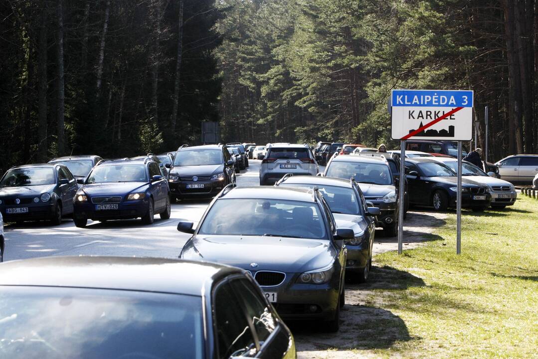 Klaipėdiečiai plūstelėjo prie jūros