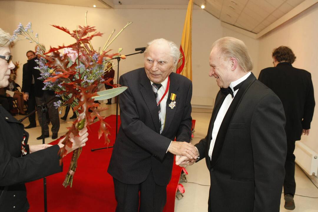 Klaipėdos garbės piliečio regalijų įteikimo Vaclovui Straukui ceremonija