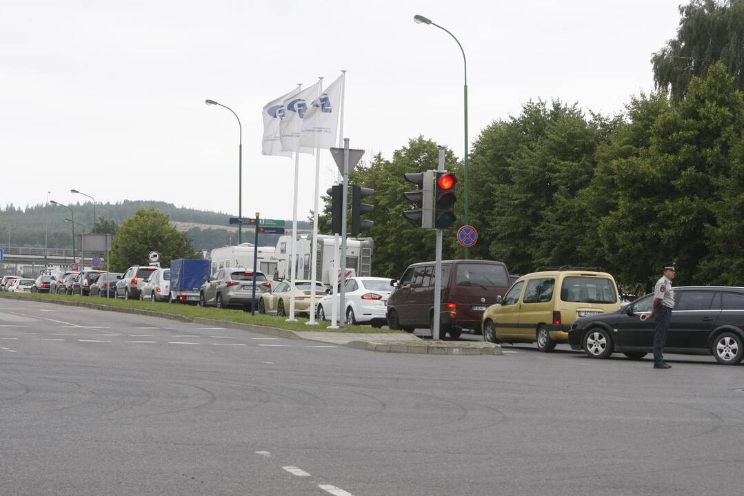 Prie keltų – automobilių spūstys