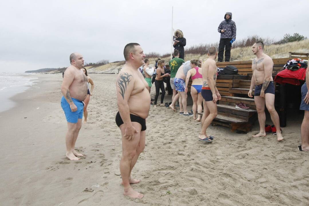 Klaipėdos sveikuoliai nėrė į žiemišką Baltiją