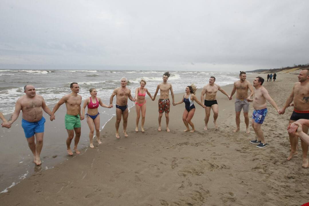Klaipėdos sveikuoliai nėrė į žiemišką Baltiją