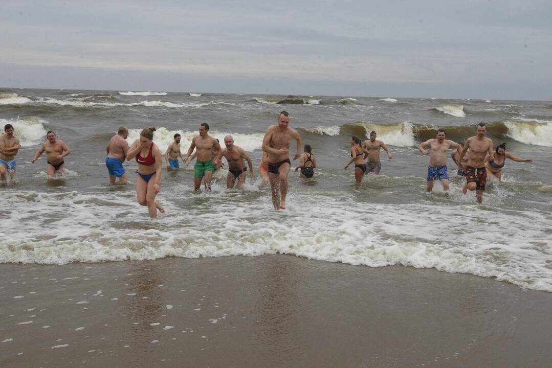 Klaipėdos sveikuoliai nėrė į žiemišką Baltiją
