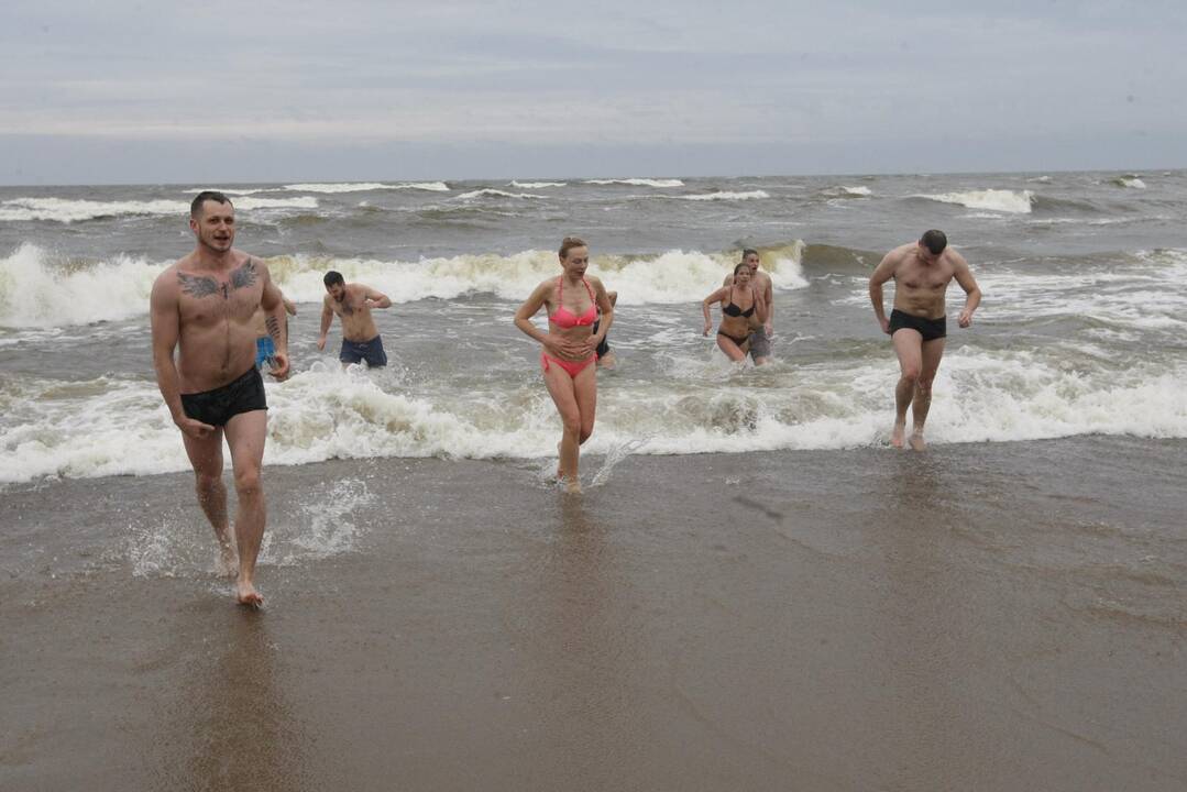 Klaipėdos sveikuoliai nėrė į žiemišką Baltiją