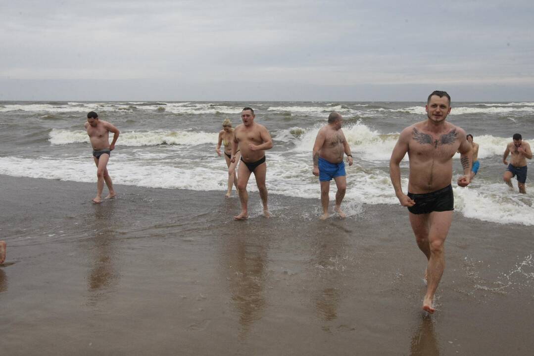 Klaipėdos sveikuoliai nėrė į žiemišką Baltiją
