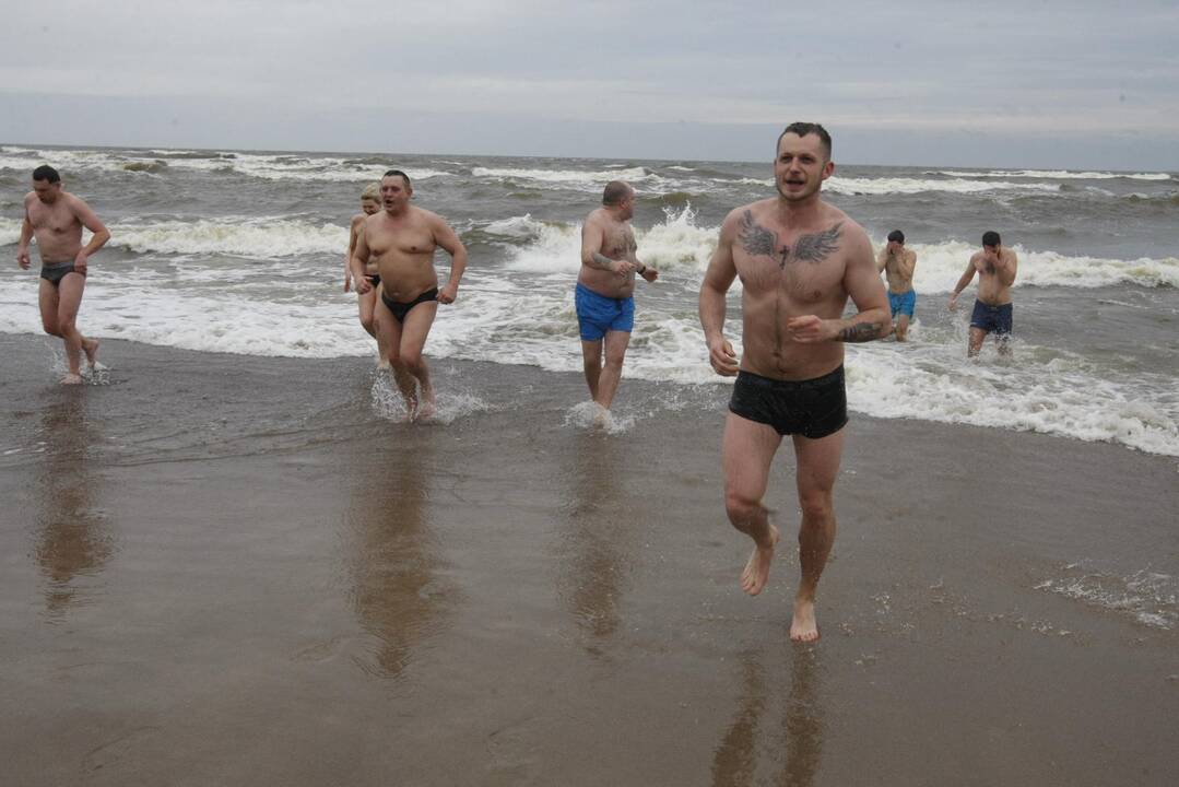 Klaipėdos sveikuoliai nėrė į žiemišką Baltiją