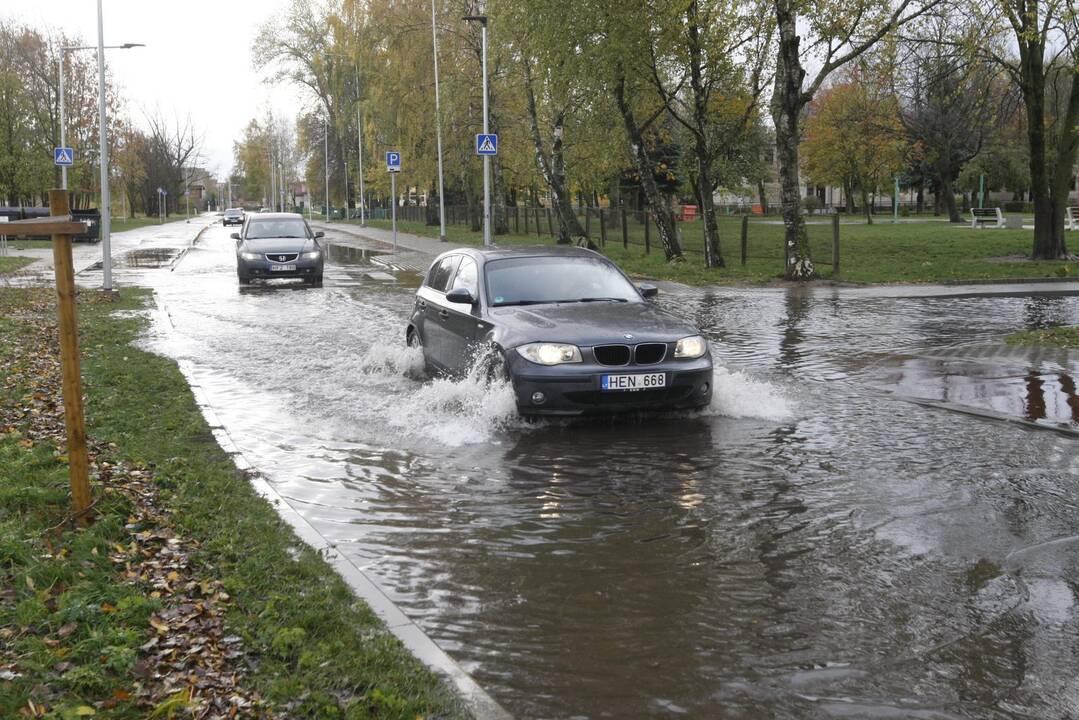 Uostamiestis vėl skęsta: smarkiai užlieta Liepų gatvė