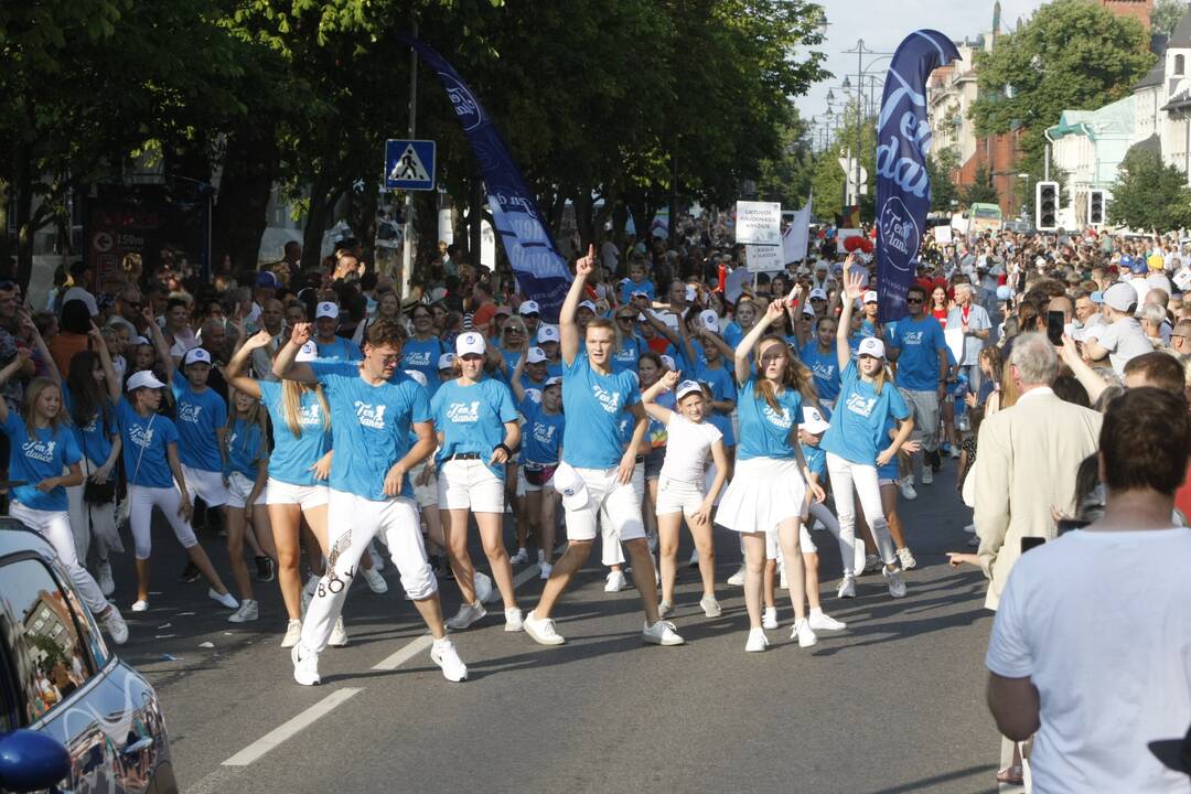 Jūros šventės eisena abejingų nepaliko