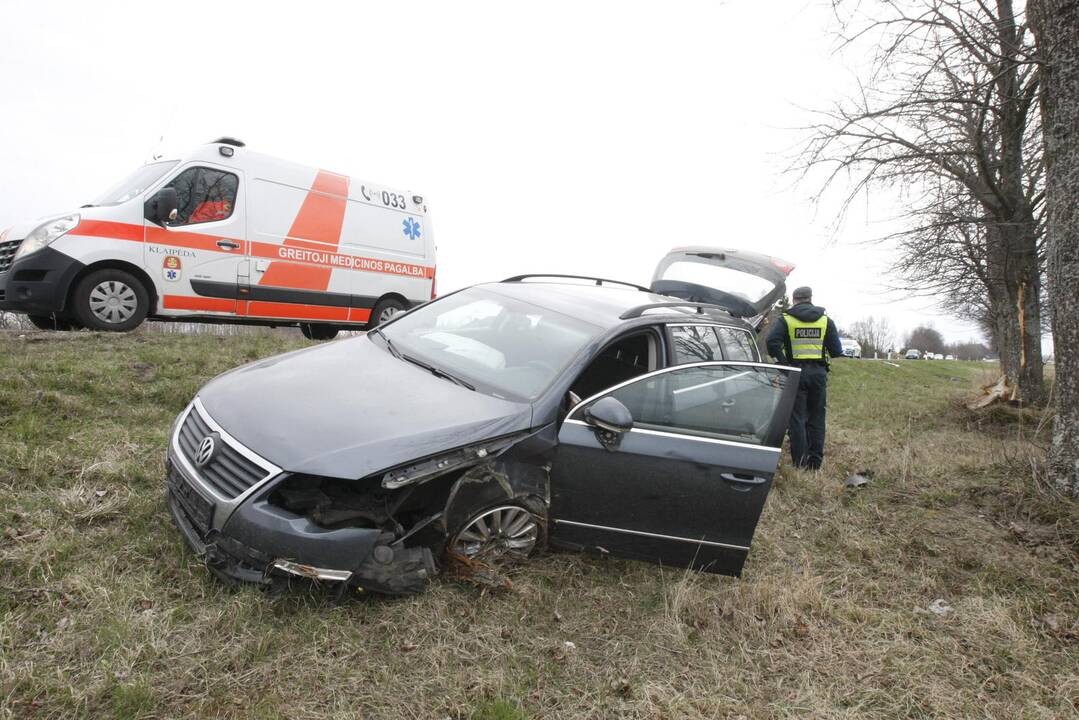 Pakeliui iš Klaipėdos į Palangą automobilis rėžėsi į medį