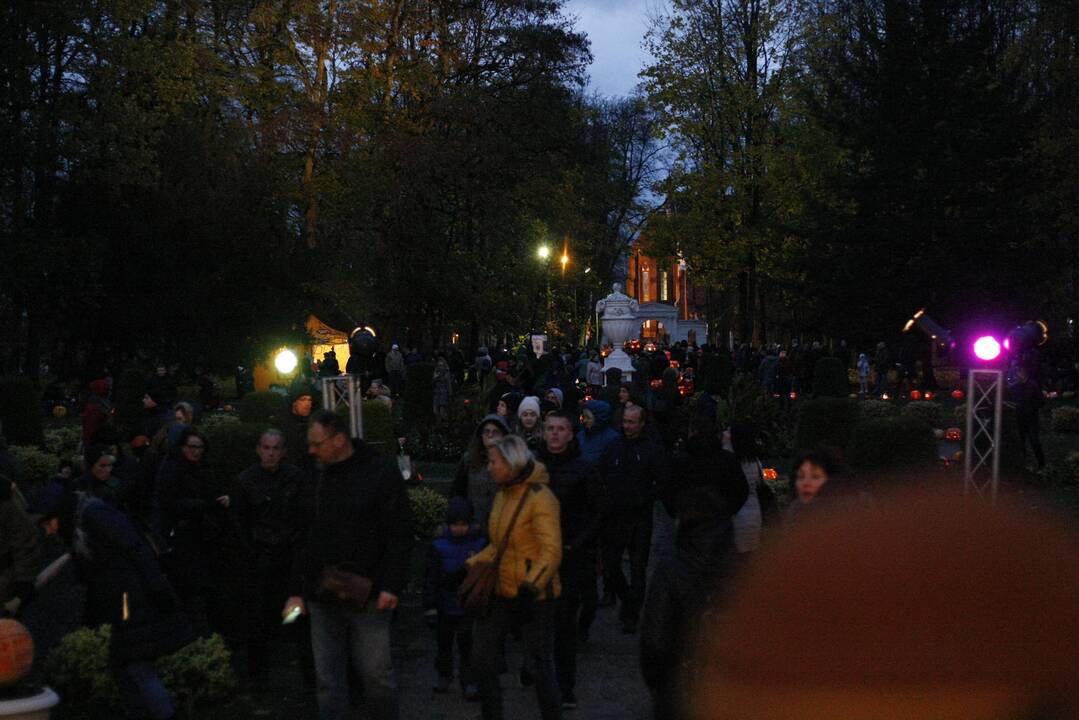 Šimtai moliūgų nušvito Švėkšnos parke