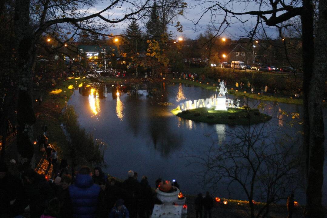 Šimtai moliūgų nušvito Švėkšnos parke