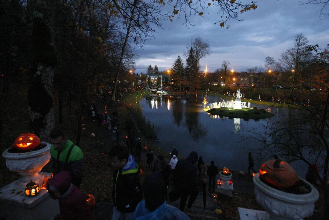 Šimtai moliūgų nušvito Švėkšnos parke