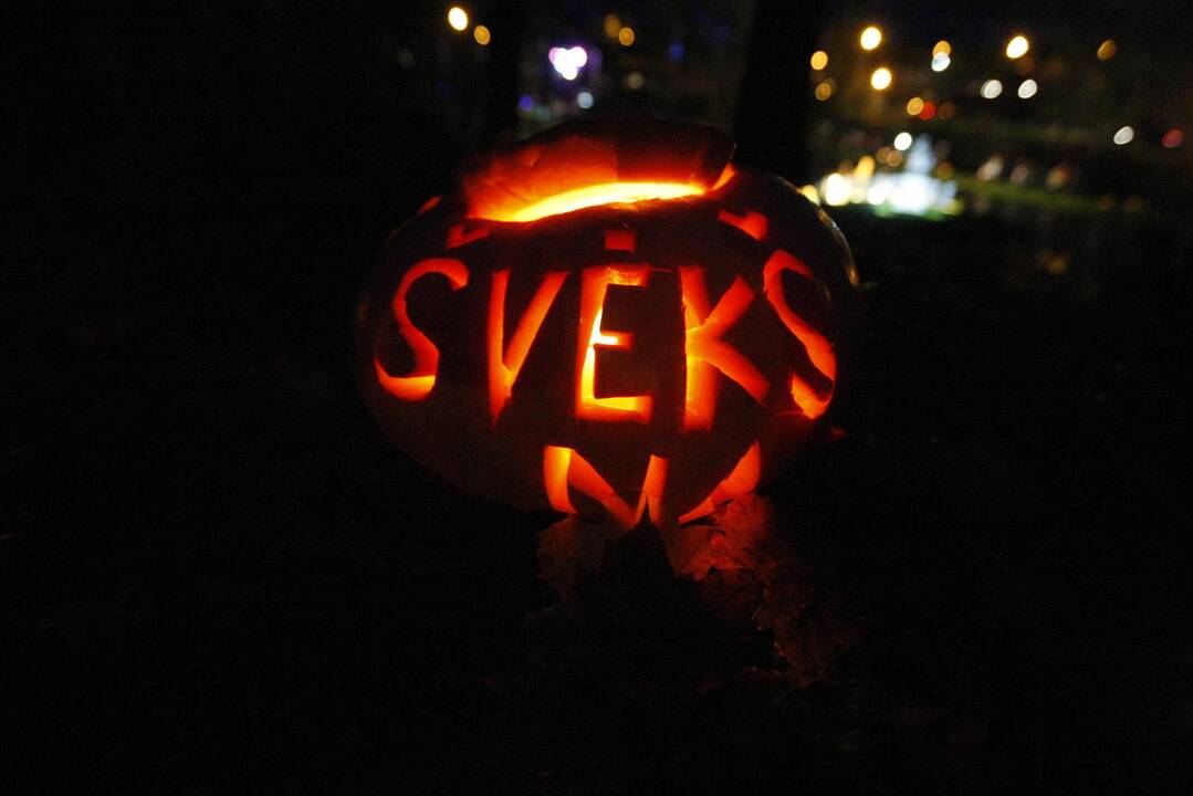 Šimtai moliūgų nušvito Švėkšnos parke