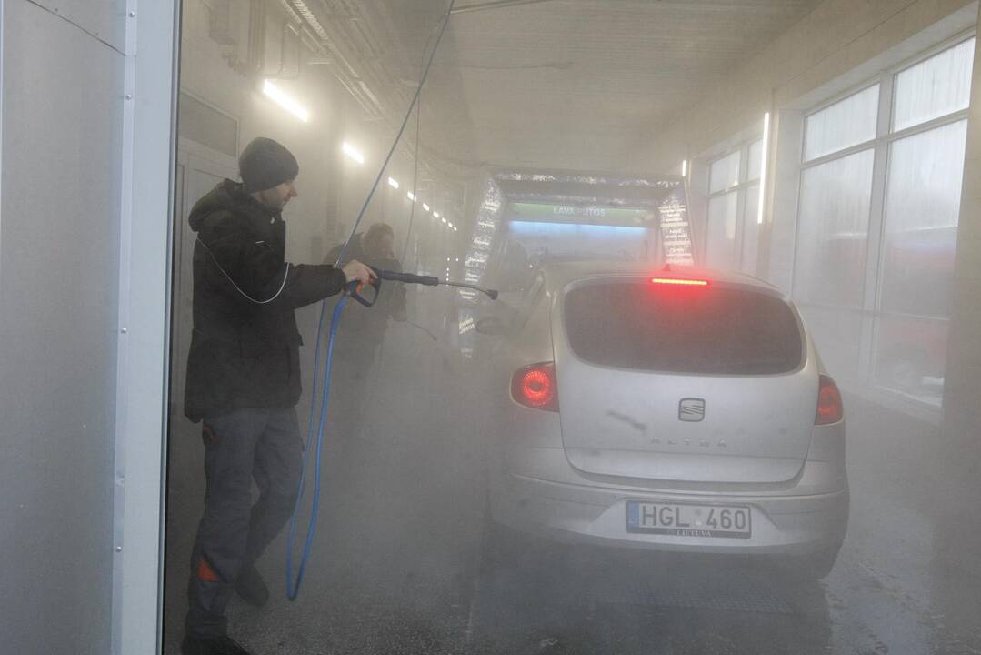 Automobilių eilės prie plovyklos