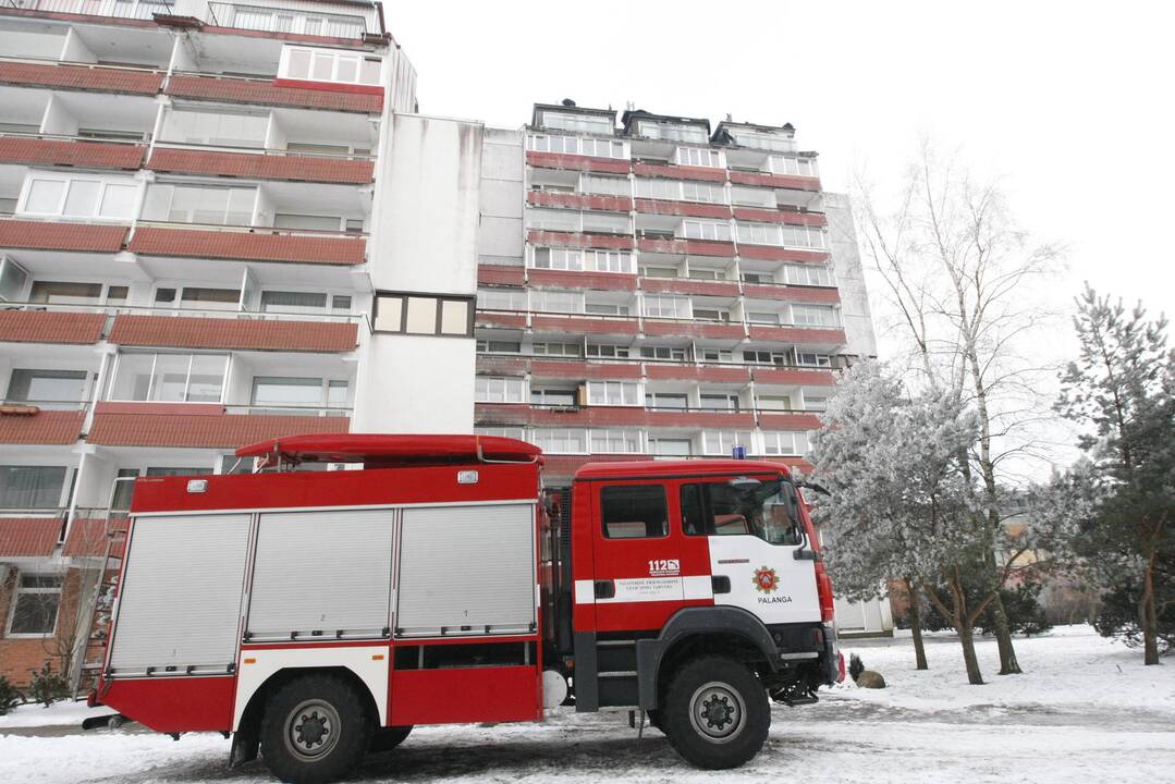 Naktį Palangoje degė buvęs „Lino“ poilsio namų daugiaaukštis pastatas