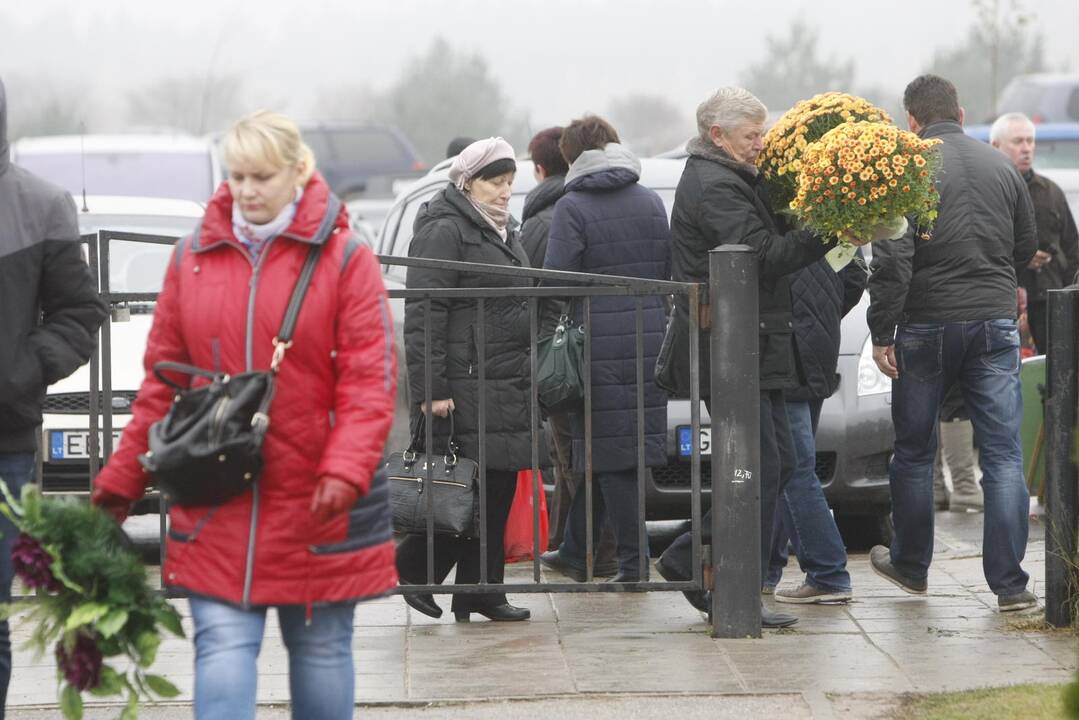 Klaipėdiečiai plūsta lankyti artimųjų kapų