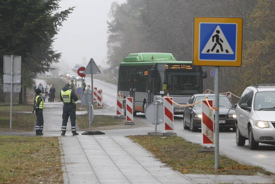 Klaipėdiečiai plūsta lankyti artimųjų kapų