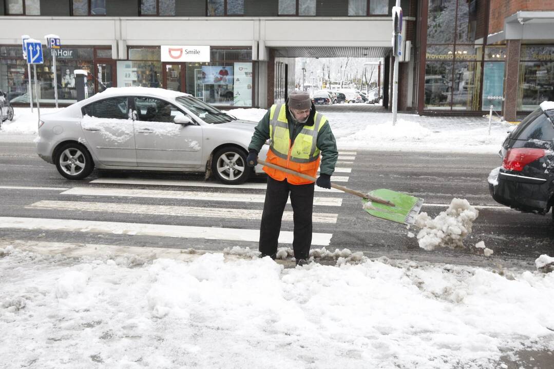 Nelaimės tęsiasi: pėsčiųjų perėjoje partrenkė vyrą