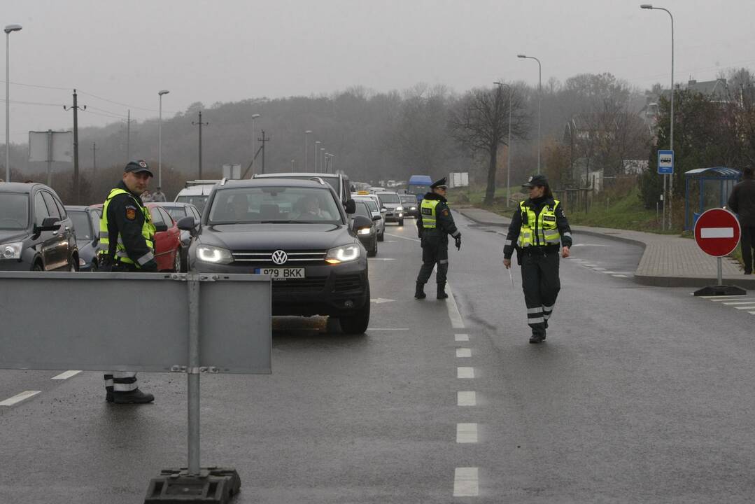 Klaipėdiečiai plūsta lankyti artimųjų kapų