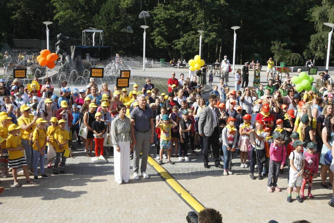 Prezidentas G. Nausėda su vaikais pasveikino jūrą