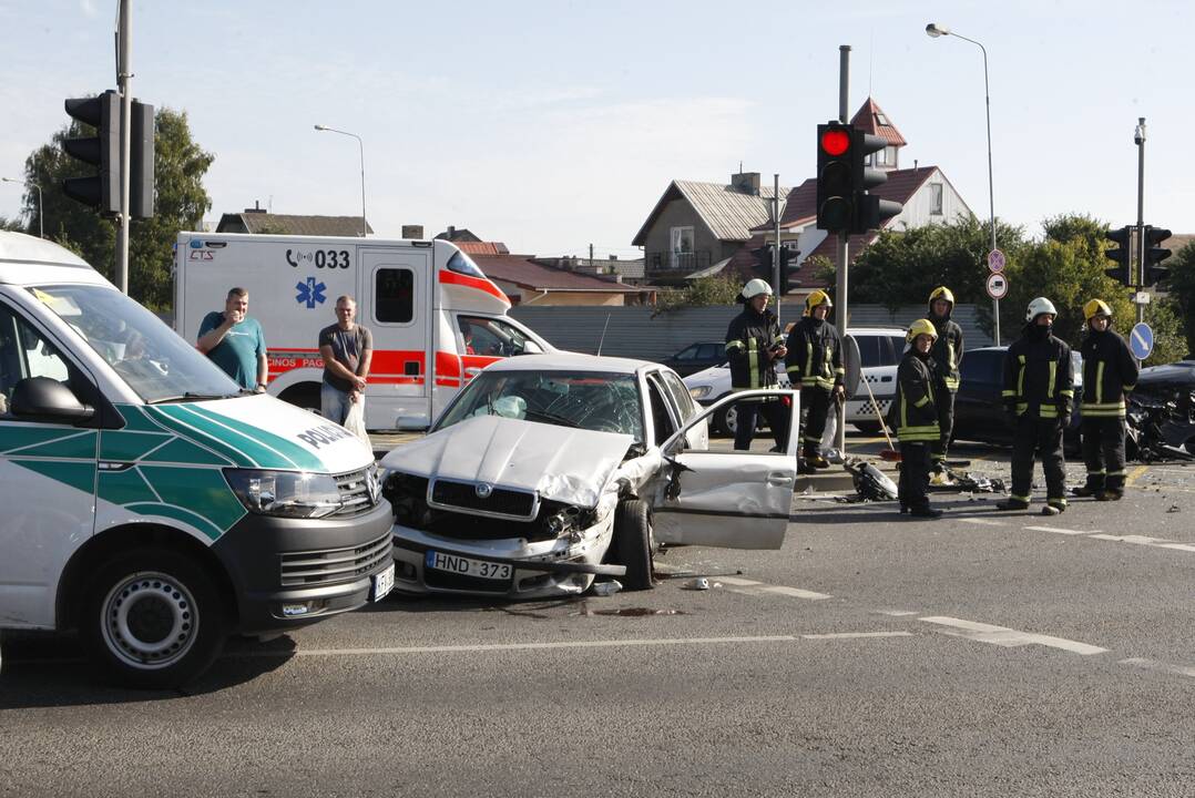 Dar viena avarija Klaipėdoje: sumaitoti du automobiliai