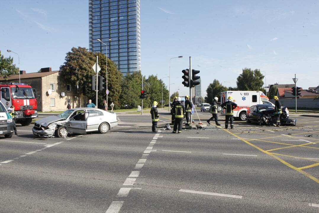 Dar viena avarija Klaipėdoje: sumaitoti du automobiliai