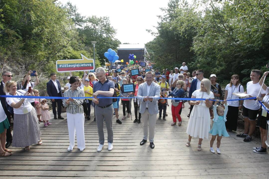 Prezidentas G. Nausėda su vaikais pasveikino jūrą