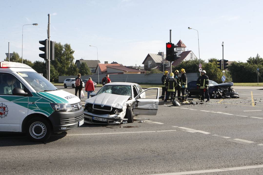 Dar viena avarija Klaipėdoje: sumaitoti du automobiliai