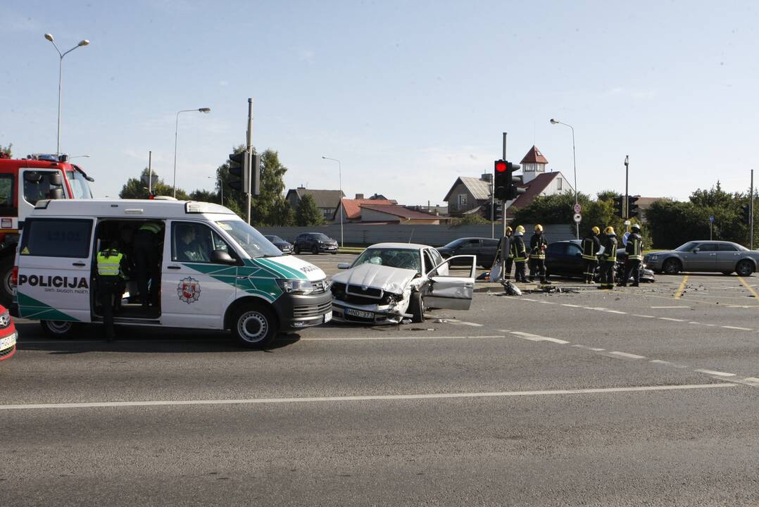 Dar viena avarija Klaipėdoje: sumaitoti du automobiliai