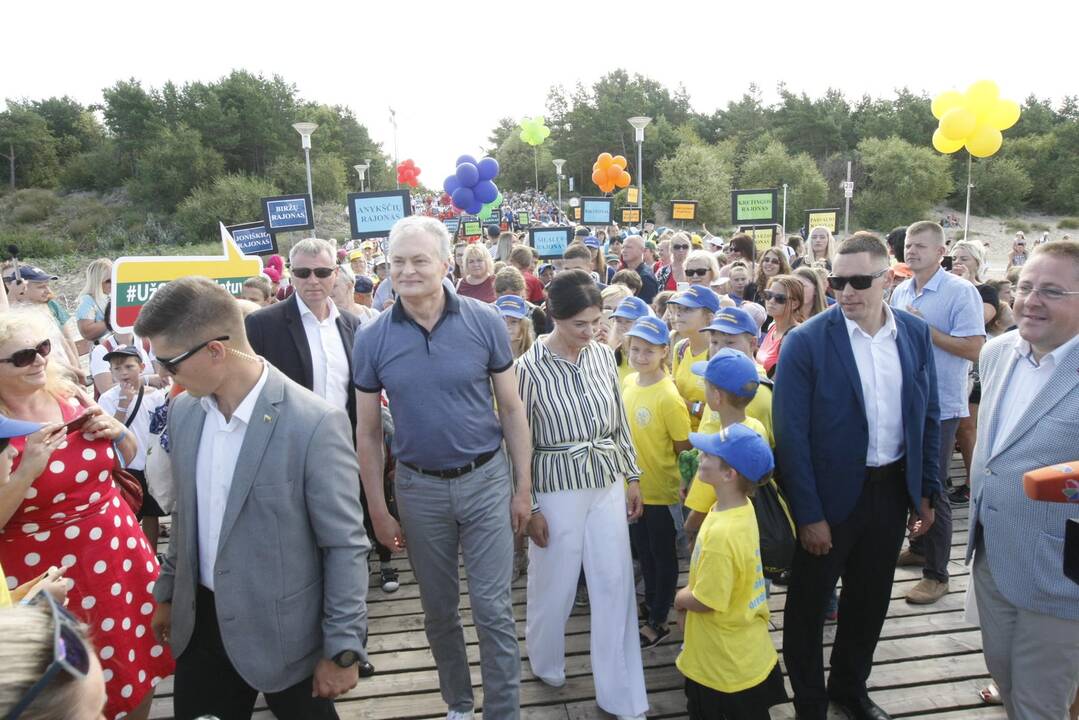 Prezidentas G. Nausėda su vaikais pasveikino jūrą